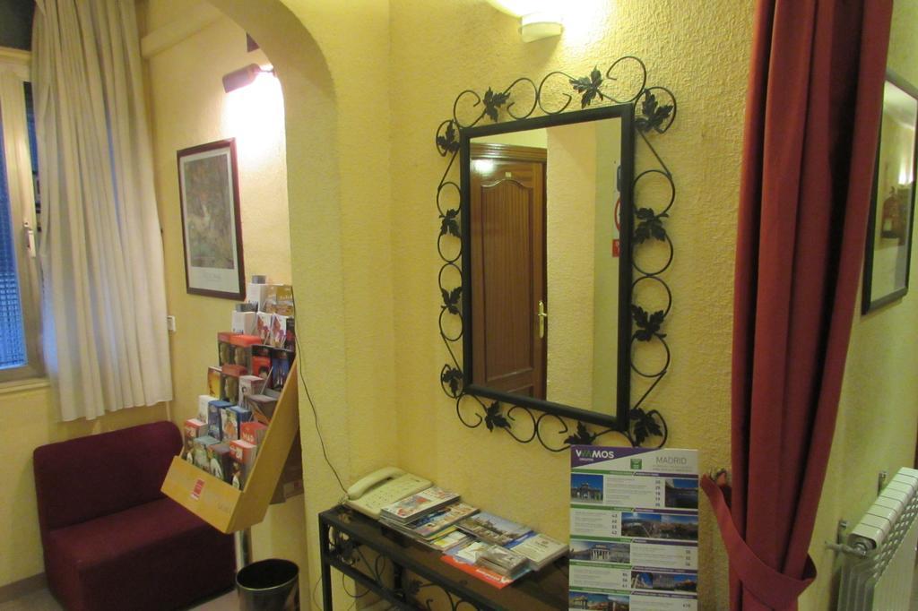 Hostal Prim Madrid Esterno foto